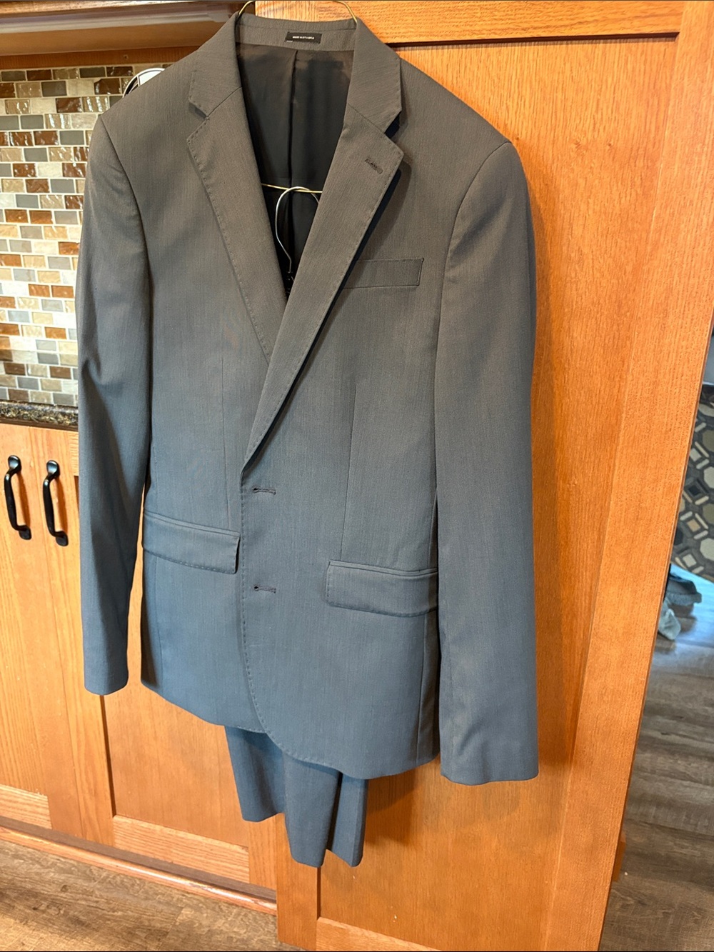 jf j.ferrar Men's Charcoal Gray Two-Button Suit